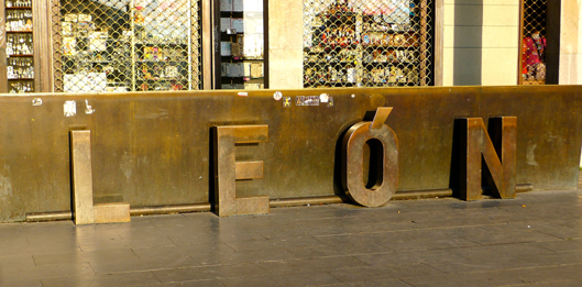 p1000158_camino_day2_leon_leonsign529